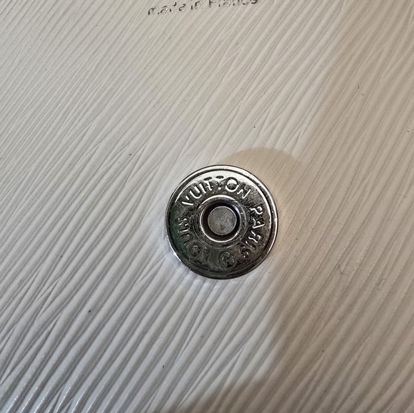 Louis Vuitton - Picture 5 of 8